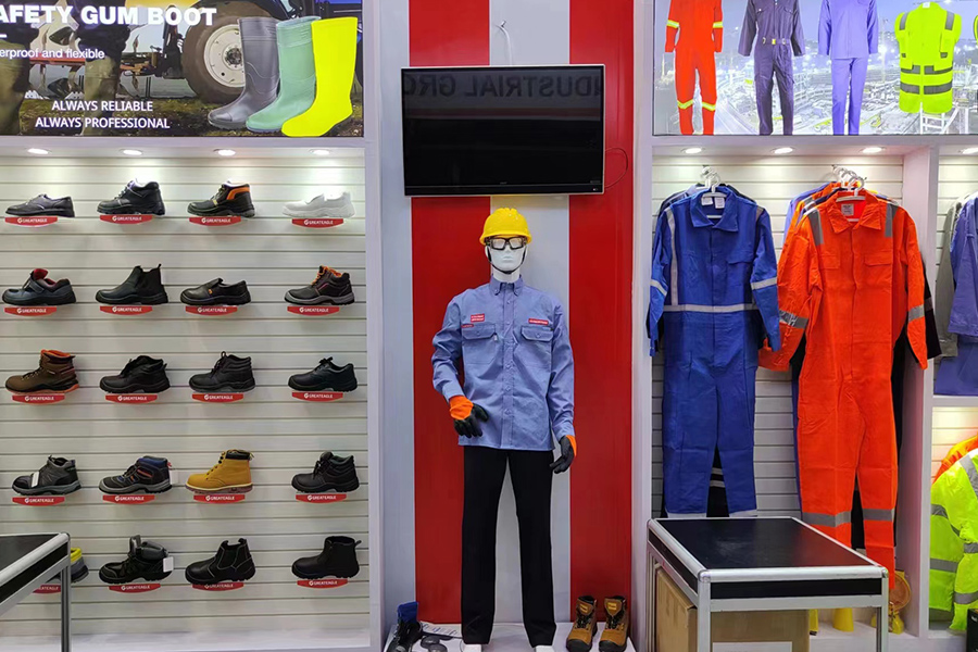 Hva er de viktigste fordelene ved å bruke PVC-vernestøvler i industrielle miljøer